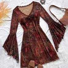 Yunuo Menswear  Vestido corto de mujer con cuello en V, estampado floral retro, manga larga, bajo asimétrico y detalle de volantes, de tejido de malla de punto - Morado - Ver 6