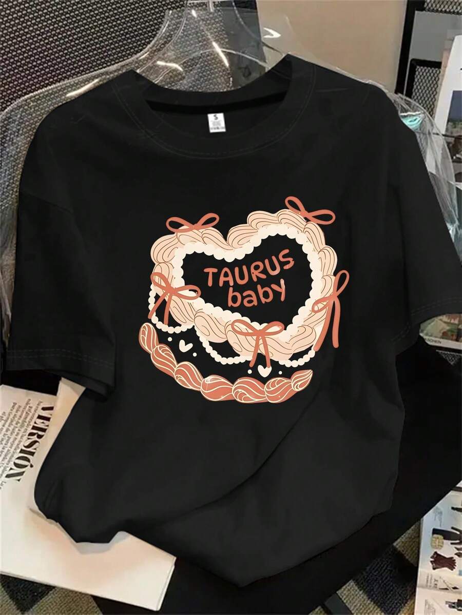 Camiseta de manga corta con cuello redondo para mujer, con una corona floral en forma de corazón y la palabra "Tao" impresa, apta para todas las estaciones. - Negro - Ver 1