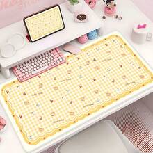 Alfombrilla de ratón de juego linda, tapete de escritorio estético con patrón de tablero de ajedrez amarillo, alfombrilla larga para teclado con borde ondulado, base de goma antideslizante, protector de escritorio impermeable, decoración de escritorio para portátil, oso lindo, momento de suerte - Ver 11