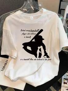 Camiseta de manga corta con cuello redondo para mujer, con estampado de película/serie de televisión que muestra a un jugador de béisbol sosteniendo un bate, apta para todas las estaciones. - Blanco - Ver 1