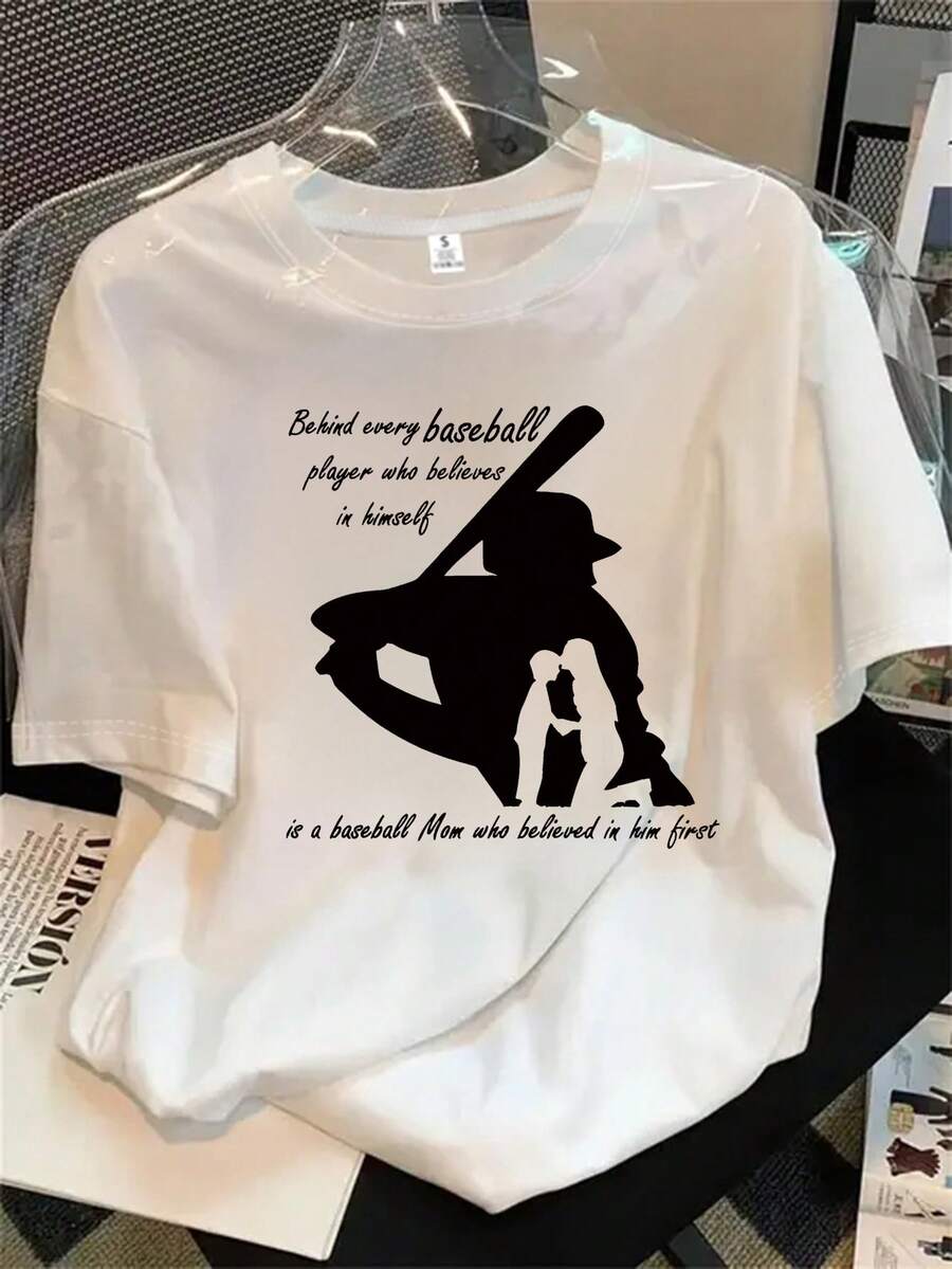 Camiseta de manga corta con cuello redondo para mujer, con estampado de película/serie de televisión que muestra a un jugador de béisbol sosteniendo un bate, apta para todas las estaciones. - Blanco - Ver 1