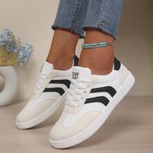 Nuevos zapatos casuales de moda para todas las estaciones con diseño de dos tonos y sin cordones, fabricados en material PU premium suave y cómodo, parte superior de ante con bloques de color clásicos, de moda y versátiles, cómodos, resistentes a la suciedad y duraderos, suela ligera, transpirable y antideslizante, adecuados para uso diario, ir al trabajo, citas, caminatas casuales, ir al trabajo y otras ocasiones, zapatillas deportivas casuales sin cordones para mujer - Blanco y negro - Ver 1