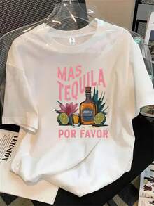 Una camisa de manga corta y cuello redondo para mujer con una botella de tequila. Una camisa estampada de manga corta junto a un vaso de tequila, ideal para cualquier estación del año. - Blanco - Ver 1
