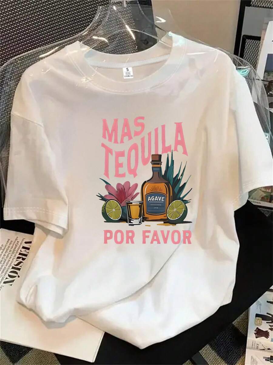 Una camisa de manga corta y cuello redondo para mujer con una botella de tequila. Una camisa estampada de manga corta junto a un vaso de tequila, ideal para cualquier estación del año. - Blanco - Ver 1