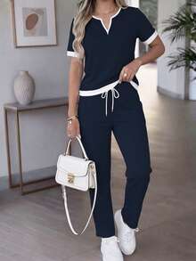 Bộ đồ nữ thường ngày phối màu tương phản gồm áo ngắn tay cổ chữ V và quần ống đứng cạp cao có dây rút, kiểu dáng thanh lịch mùa xuân/hè. - Xanh hải quân 46+ trắng ngà - Xem 1
