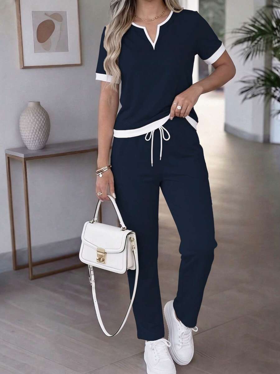 Bộ đồ nữ thường ngày phối màu tương phản gồm áo ngắn tay cổ chữ V và quần ống đứng cạp cao có dây rút, kiểu dáng thanh lịch mùa xuân/hè. - Xanh hải quân 46+ trắng ngà - Xem 1