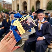 Ornamen Kenang-kenangan Foto Kelulusan yang Dipersonalisasi, Tag Kenang-kenangan Kelulusan Akrilik Berbentuk Topi dan Rumbai Wisuda yang Unik, Dapat Dicetak Sesuai Pesanan dengan Foto Kelulusan Anda Sendiri, Nama Kustom, Nama Sekolah, Tahun Kelulusan & Teks Kelas. - MultiWarna - View 19