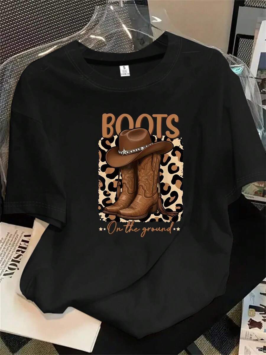 Top de manga corta con cuello redondo para mujer con estampado de botas vaqueras. El top de manga corta lleva un estampado de la palabra "boots" y es apto para todas las estaciones. - Negro - Ver 1