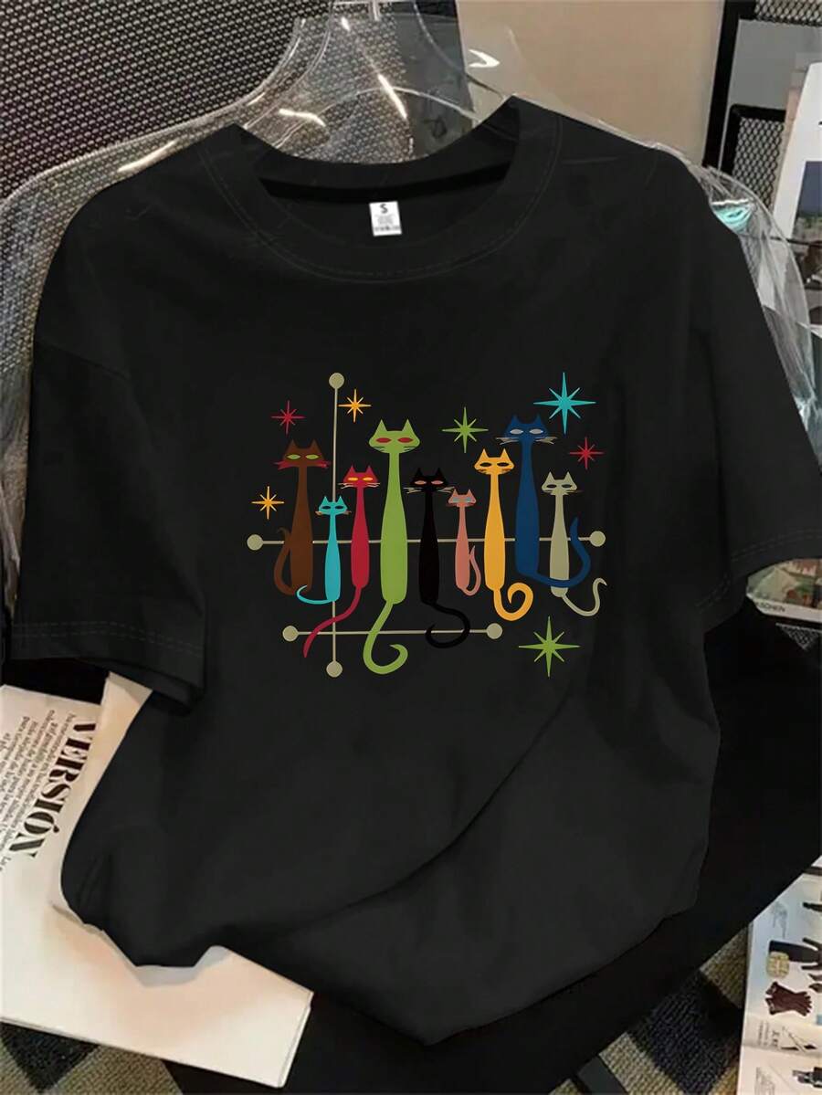 Camiseta de manga corta y cuello redondo para mujer con estampado de gatos. El estampado muestra gatos sentados unos encima de otros y es ideal para todas las estaciones. - Negro - Ver 1