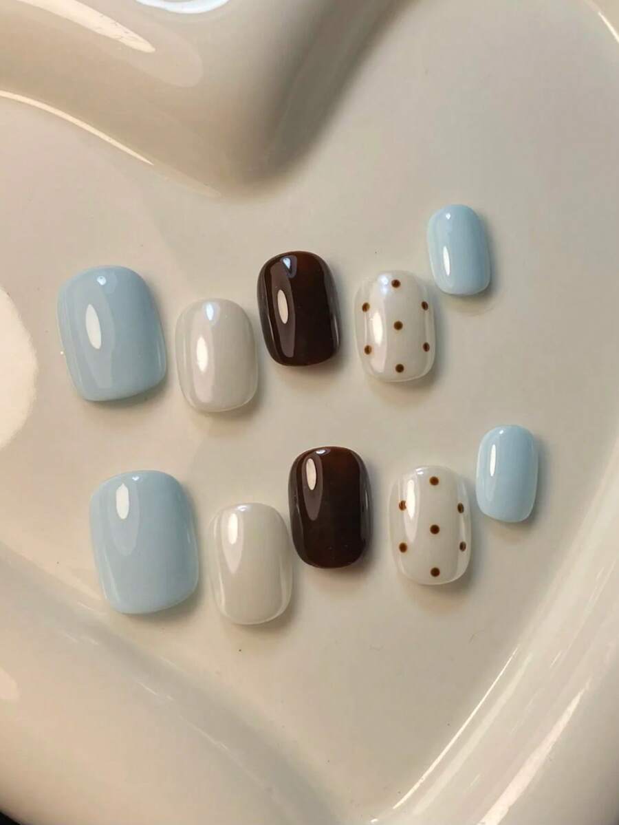 10 piezas de uñas postizas hechas a mano, uñas cortas ovaladas, uñas azules, estilo minimalista transparente, color bloque azul y blanco, pintadas a mano con lunares, lindas y delicadas, para mujeres y niñas, uso en primavera, verano, otoño, invierno, festivales, fiestas y vida diaria - Azul y blanco - Ver 1