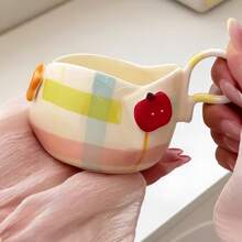 Macaron-farbiges asymmetrisches Tasse & Untertasse Set, Nachmittagstee Set, Latte Art Kaffeetasse, Milchbecher, Eisbecher, Frühstückstasse, Saftbecher, 3D geprägte Fruchtdekoration, geeignet für Zuhause, Schule, Büro, Restaurant und Café Nutzung, Feiertagsgeschenk, Geburtstagsgeschenk, Abschlussgeschenk - Verschiedenfarbig - Übersicht 3