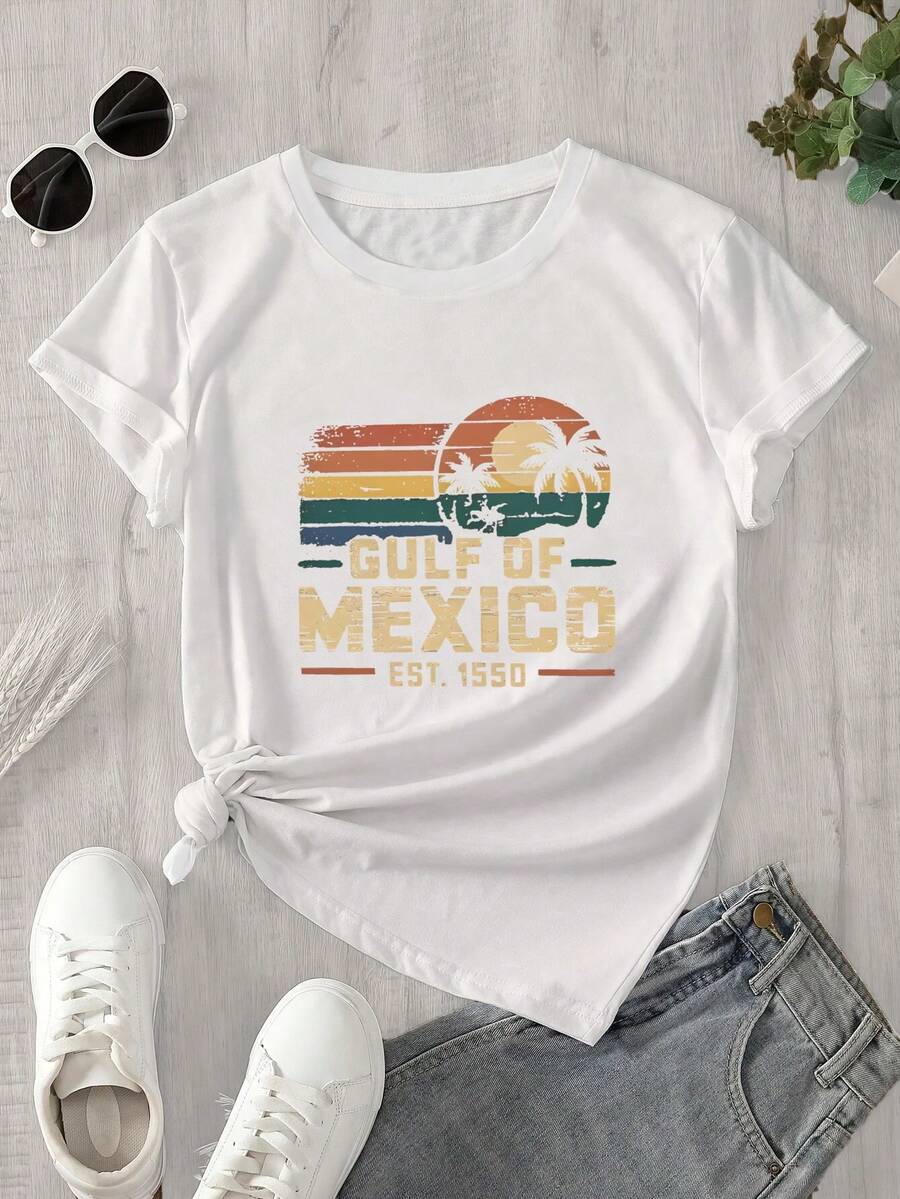 Esta camisa de manga corta y cuello redondo para mujer, fabricada fuera de México, presenta un logotipo de una palmera y un estampado de una puesta de sol sobre el fondo, ideal para todas las estaciones. - Blanco - Ver 1