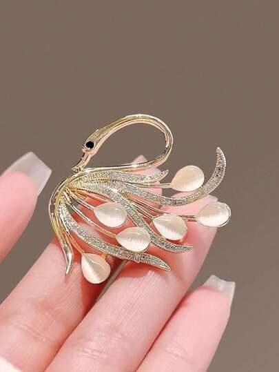 1pc Creative Personalized Swan Brooch, Fashion Versatile Clothing Accessory, Elegant Pin For Holiday Dresses