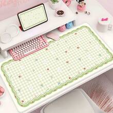 Alfombrilla de ratón de juego linda, tapete de escritorio estético con patrón de tablero de ajedrez amarillo, alfombrilla larga para teclado con borde ondulado, base de goma antideslizante, protector de escritorio impermeable, decoración de escritorio para portátil, oso lindo, momento de suerte - Ver 10