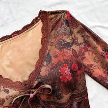 Yunuo Menswear  Vestido corto de mujer con cuello en V, estampado floral retro, manga larga, bajo asimétrico y detalle de volantes, de tejido de malla de punto - Morado - Ver 3
