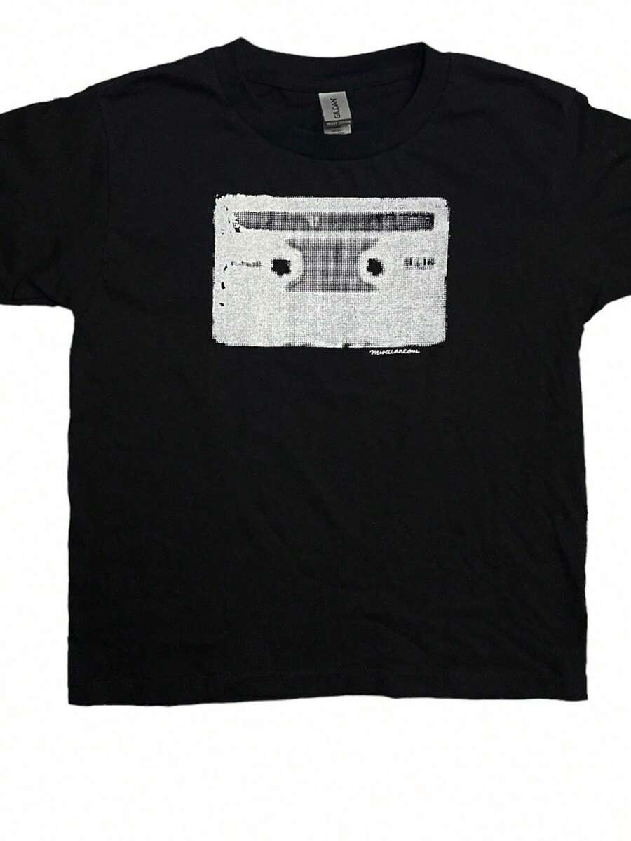 LXF2026Camiseta Baby Tee con Estampado de Casete: Camiseta con estampado retro de los 90s y Y2K, estilo vintage, corte baby tee. Con un corte nítido y estilizado, esta prenda crea un look limpio y vibrante al llevarla puesta.Su silueta holgada pero favorecedora se adapta a todo tipo de cuerpos, ofreciendo un estilo que es a la vez casual y con un toque de elegancia.XIAM - Negro - Ver 1