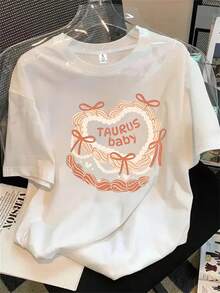 Camiseta de manga corta con cuello redondo para mujer, con una corona floral en forma de corazón y la palabra "Tao" impresa, apta para todas las estaciones. - Blanco - Ver 1