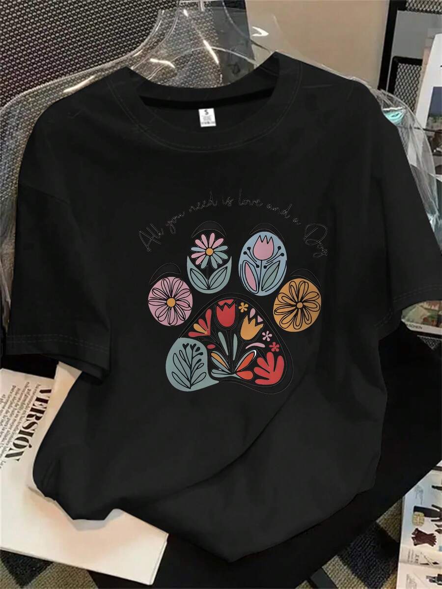 Camiseta de manga corta con cuello redondo para mujer, con estampado de huellas de perro, flores y palabras. Todo lo que necesitas es una camiseta de manga corta con estampado romántico, ideal para cualquier estación del año. - Negro - Ver 1