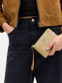 Coach Corner Zip 15/16 Monogram Wristlet Zip Short Wallet with Heart Charm Women's Wrist Strap Card Phone Purse - 淺黃色 - 查看 2