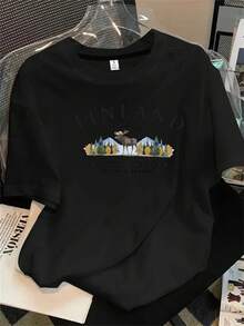 Camiseta de manga corta con cuello redondo para mujer, con un estampado de un alce en un bosque en finlandés, apta para todas las estaciones. - Negro - Ver 1