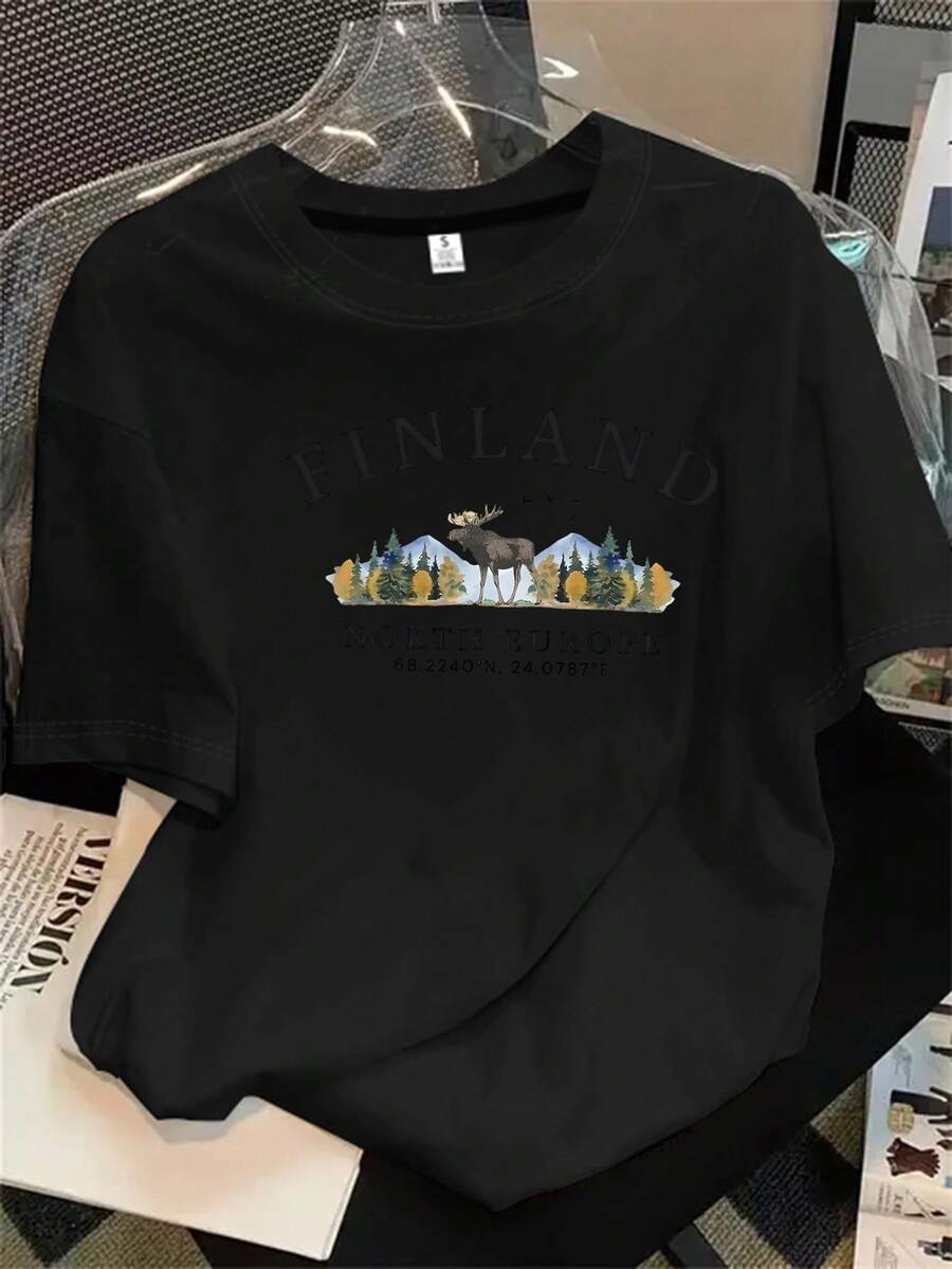 Camiseta de manga corta con cuello redondo para mujer, con un estampado de un alce en un bosque en finlandés, apta para todas las estaciones. - Negro - Ver 1