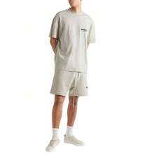 Conjunto de camiseta clásica + pantalones cortos Fear Of God Essentials SS22 en color avena claro, unisex - Juego de avena ligera - Ver 2