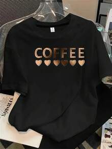 Camisa de mujer de manga corta y cuello redondo con estampado de café, inspirada en una taza de café disfrutado con cariño, una palabra o acción relacionada con el café, adecuada para todas las estaciones. - Negro - View 1