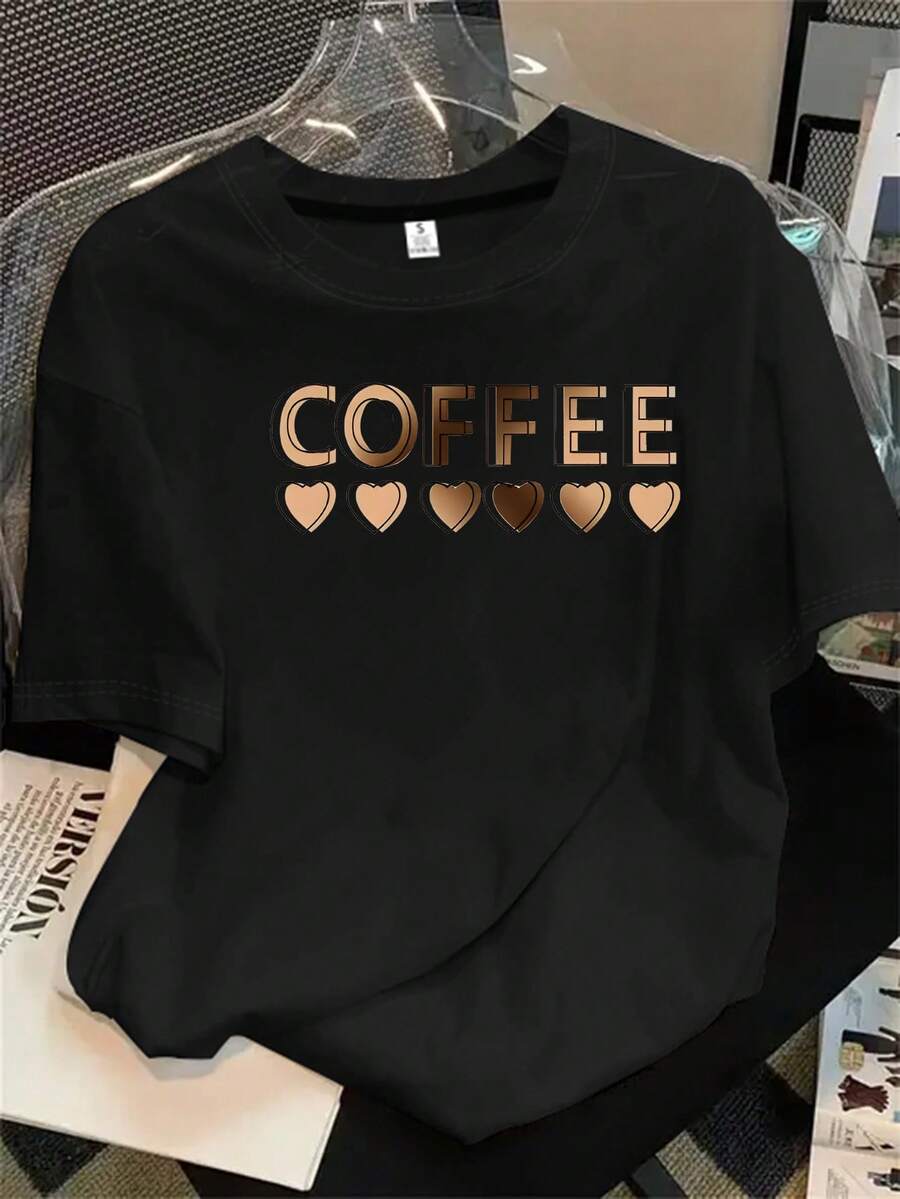Camisa de mujer de manga corta y cuello redondo con estampado de café, inspirada en una taza de café disfrutado con cariño, una palabra o acción relacionada con el café, adecuada para todas las estaciones. - Negro - View 1