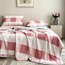 1pc Thin Quilt, Summer Air Conditioning Quilt, Quilted Bedding, Minimalist Solid Color Design, Soft And Comfortable, Suitable For Dormitory, Bedroom, Apartment, Etc., Suitable For Spring And Summer, Pillowcase Not Included - Pink - View 1