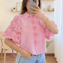 Camisa con cuello bordado y calado con diseño floral de Solstice Apparel, blusa rosa para damas adecuada para uso casual, trabajo, brunch y jardín - Rosa - Ver 3