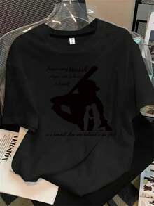 Camiseta de manga corta con cuello redondo para mujer, con estampado de película/serie de televisión que muestra a un jugador de béisbol sosteniendo un bate, apta para todas las estaciones. - Negro - Ver 1