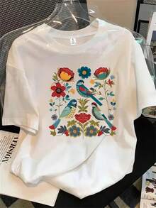 Top de mujer de cuello redondo y manga corta con estampado floral sobre fondo blanco y tres pájaros, ideal para todas las estaciones. - Blanco - Ver 1