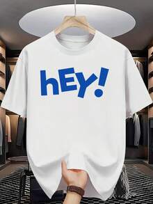 Una camicia a maniche corte con un motivo vivace e giocoso, con la scritta 'Hey!' in un carattere vivace. È perfetta per uscite informali e incontri con gli amici, trasmettendo un senso di entusiasmo ed energia, ideale per chi ama uno stile vivace. T-shirt da donna a maniche corte con scollo rotondo per l'uso quotidiano. - Bianco - Visualizzare 1