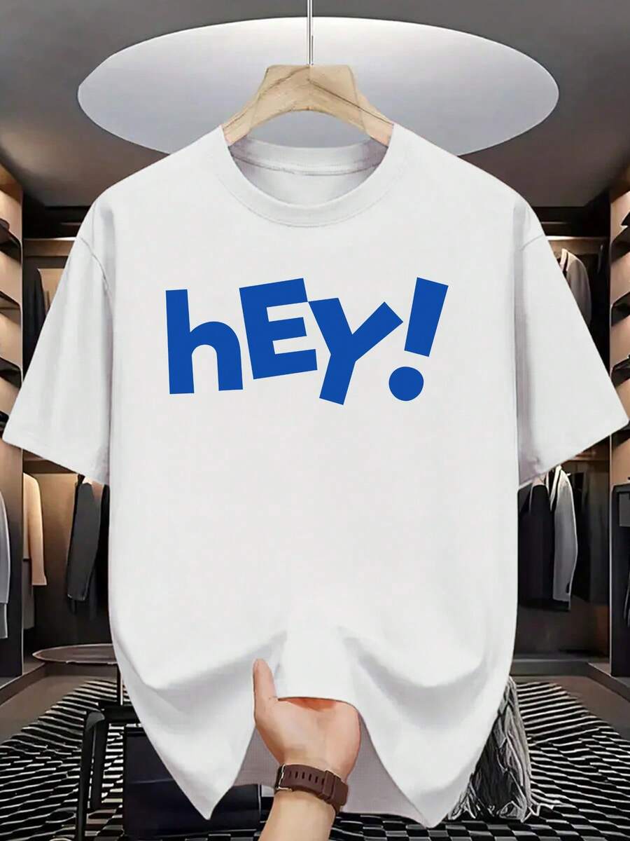 Una camicia a maniche corte con un motivo vivace e giocoso, con la scritta 'Hey!' in un carattere vivace. È perfetta per uscite informali e incontri con gli amici, trasmettendo un senso di entusiasmo ed energia, ideale per chi ama uno stile vivace. T-shirt da donna a maniche corte con scollo rotondo per l'uso quotidiano. - Bianco - Visualizzare 1