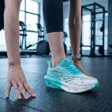 Giày chạy bộ Marathon nam công nghệ tấm carbon, giày thể thao marathon nhẹ, giảm sốc, giày chạy bộ thể dục sợi carbon, giày chạy bộ thể thao bền bỉ thời trang, giày thể thao đế mềm phối màu gradient cổ điển, giày đi bộ thoải mái. - màu xanh lá - Xem 2