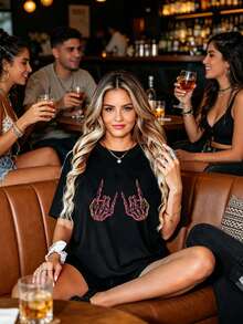 Corte regular, manga corta, cuello redondo, estampado de huellas de manos estilo rock en rosa y morado, lavable a máquina, apto para todas las estaciones, cómodo de llevar. - Negro - Ver 1