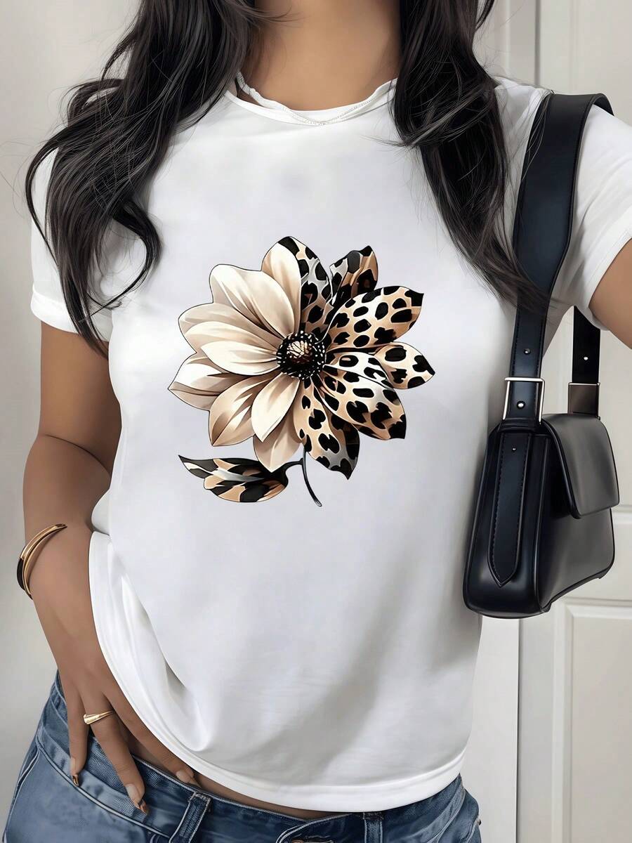 Flor grande con pétalos beige y manchas de leopardo que simboliza fuerza interior y elegancia camiseta de mujer casual moderna - Blanco - Ver 1