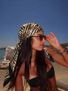 1 pièce Foulard style bohème imprimé léopard de 90 cm, protection solaire décontractée pour l'été et la rentrée scolaire. Convient pour porter en bandeau, pour dormir et pour un usage quotidien. Peut être utilisé comme foulard, bandeau ou accessoire de robe/Top. - blanc cassé - Voir 3
