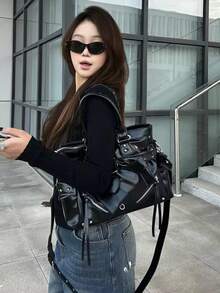 1個復古時尚鉚釘機車包，Y2K甜辣風托特包，鉚釘與流蘇腰帶扣裝飾，心形卡夾吊飾，個性化街頭單肩包，高容量學生休閒腋下包，極簡通勤斜背包，適合日常、工作、上學、購物、旅行 - 黑色 - 查看 6