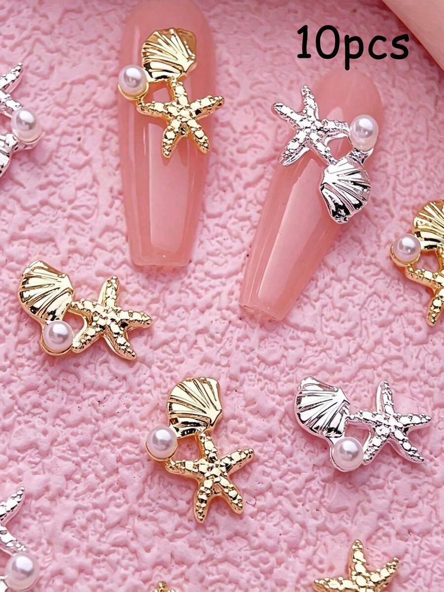 10 pièces Charms d'art des ongles à thème estival, avec des motifs d'étoiles de mer et de coquillages comme designs principaux. La collection comprend une variété de styles, y compris des designs en or, argent, perle, étoile de mer et coquillage. Ces décorations d'ongles en alliage 3D. - Multicolore - Voir 1