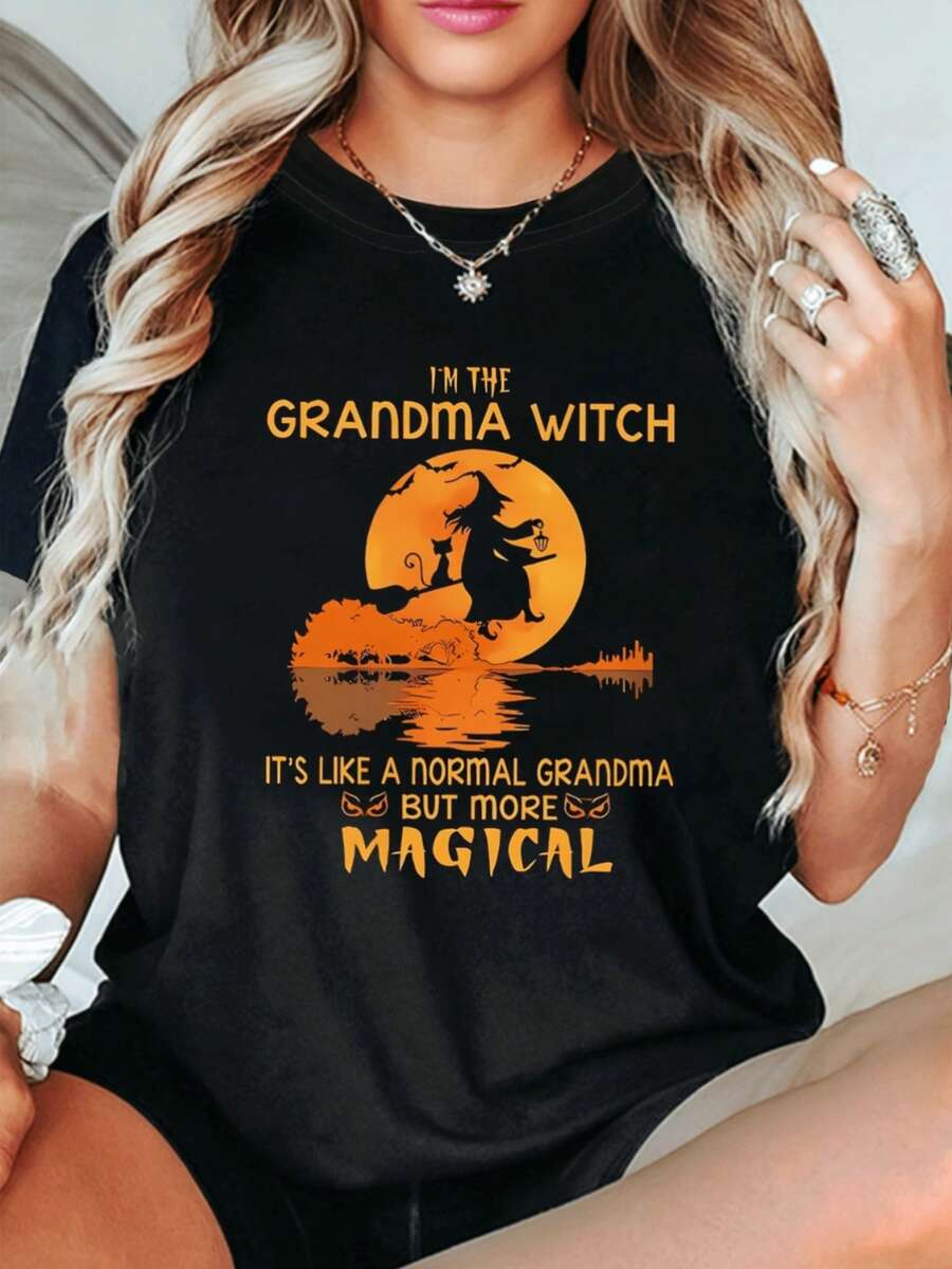 Grandma Witch Graphic T-Shirt - Women's Black T-Shirt - Casual Short Sleeve Slim Fit Graphic Tee With Charming Witch On Broomstick, Full Moon, Lake And Tree Design - 黑 - 查看 1