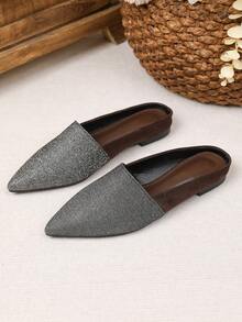 Chinelos Femininos de Bico Fino e Fechado 2026 Novo Primavera/Verão Sandálias Casuais para Uso Externo Sola Plana Macia Sapatos Mule Fashion Despojado Tamanhos Grandes Sapatos Planos Femininos 41-43 - Castanho escuro - Visão 1