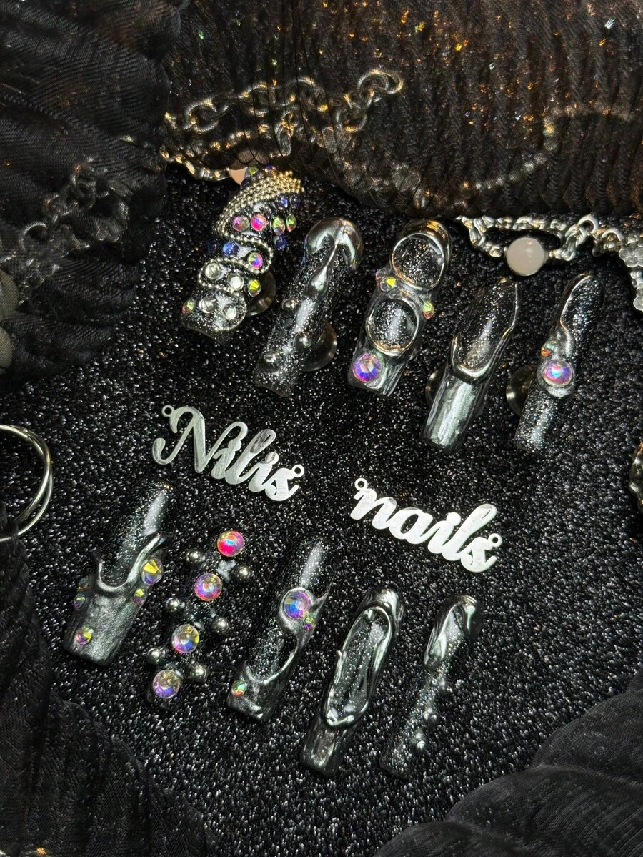 10 st handgjorda heltäckande långa fyrkantiga press-on-naglar, svarta naglar med 3D-strass, metallpärlor och flytande dekoration, avtagbara och återanvändbara, Y2K gothic grunge-stil, falska naglar lämpliga för fest och dagligt bruk, med gelélim och nagelfil