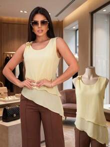 Women's Asymmetrical Blouse In Duna Fabric With Gold Buckle Detail And Side Slit - 奶油黃 - 查看 2