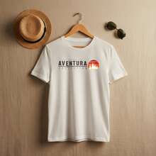 olección AVENTURA - Camiseta para hombre con estampado de logo de puesta de sol y árbol de Navidad - Ideal para uso diario, todo el año - Estilo streetwear, festivales de música y skateparks - Blanco - Ver 2