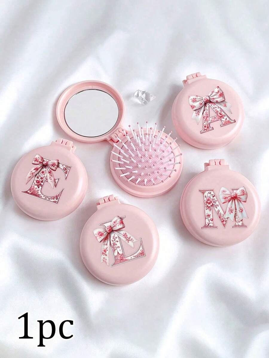 1 buah Sisir Lipat Bulat 26 Huruf Pita Merah Muda dengan Cermin, Sisir Cermin Rias 2-in-1 Portabel dan Ringkas, Sisir Pijat Bantal Lipat Mini Wanita, Cocok untuk Pernikahan, Kantor, Perjalanan Bisnis, Pertunjukan, Kembali ke Sekolah, Perlengkapan Perjalanan