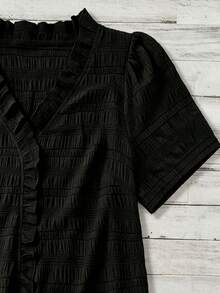 Camisa de manga corta con volantes y cuello en V de color sólido - Negro - Ver 3