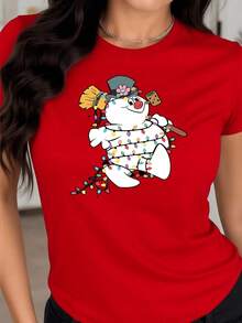 FashionMuñeco de nieve alegre envuelto en luces navideñas símbolo de calidez y celebración con espíritu festivo camiseta de mujer suave 100% algodón cómoda para invierno - Rojo - Ver 1
