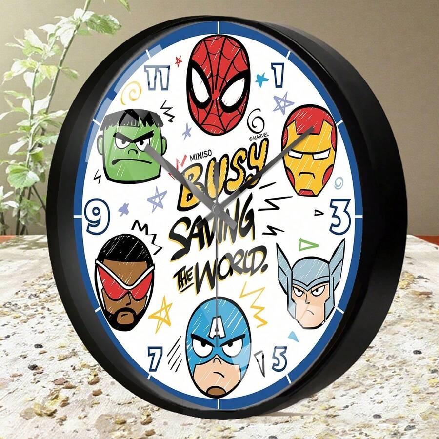 MINISO Marvel「忙著拯救世界」壁鐘,靜音無滴答石英鐘,附蜘蛛人、鋼鐵人、浩克、美國隊長、雷神、獵鷹素描風格頭像,圓形裝飾掛鐘,適合超級英雄迷兒童臥室男孩房牆面藝術 - 黑色的 - 查看 1