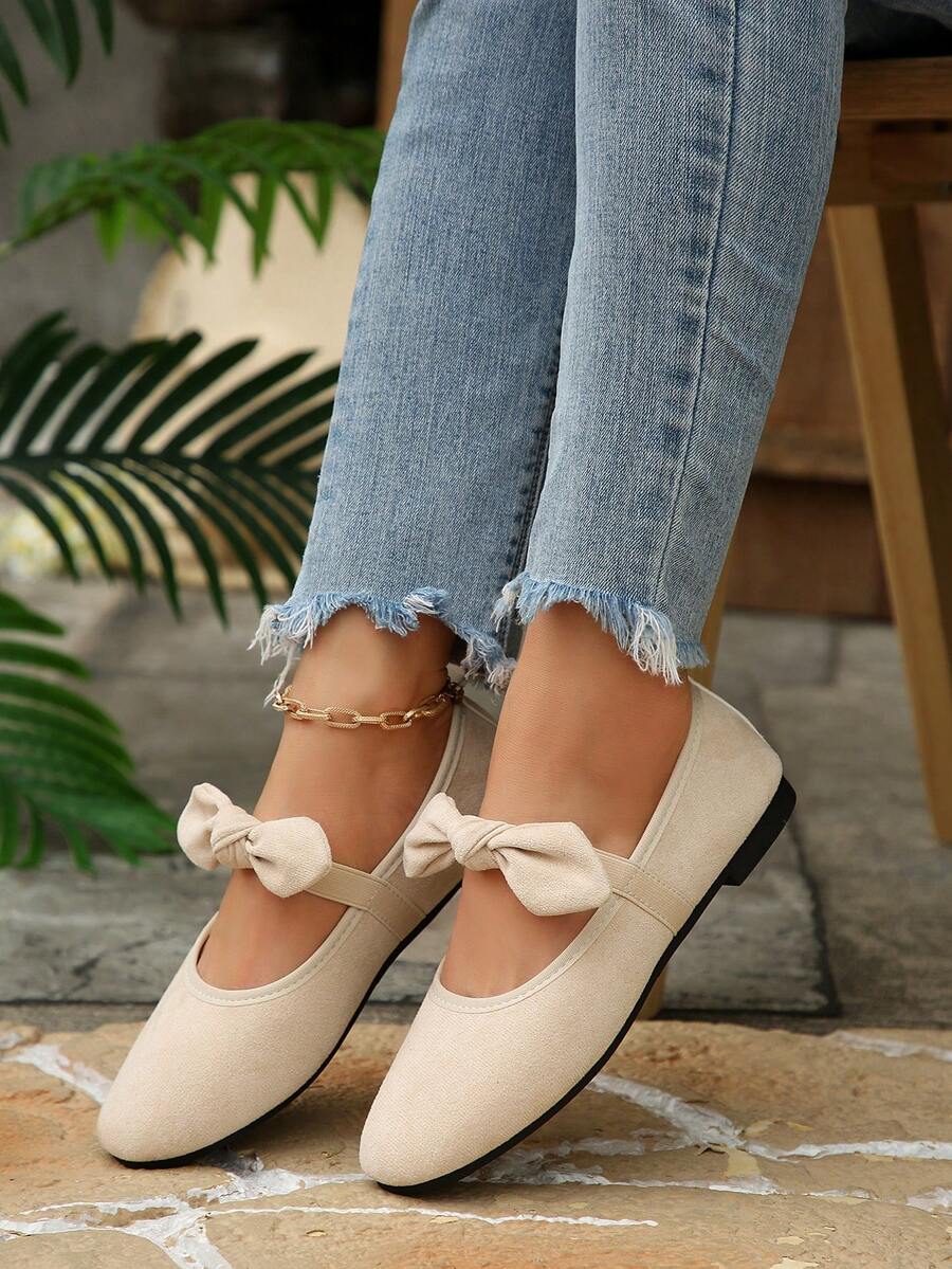 Sepatu Balet Wanita Model Slip-On Warna Beige dengan Ujung Persegi, Tali Elastis, dan Hiasan Pita, Cocok untuk Pemakaian Sehari-hari, Pesta, dan Kantor